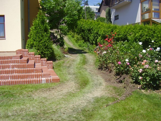 Údržba přístupové cesty a zelených ploch u nemovitosti