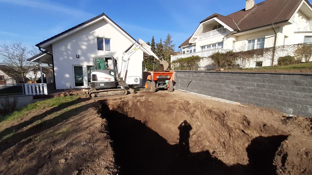 Výkop u rodinného domu prováděný malou stavební mechanizací